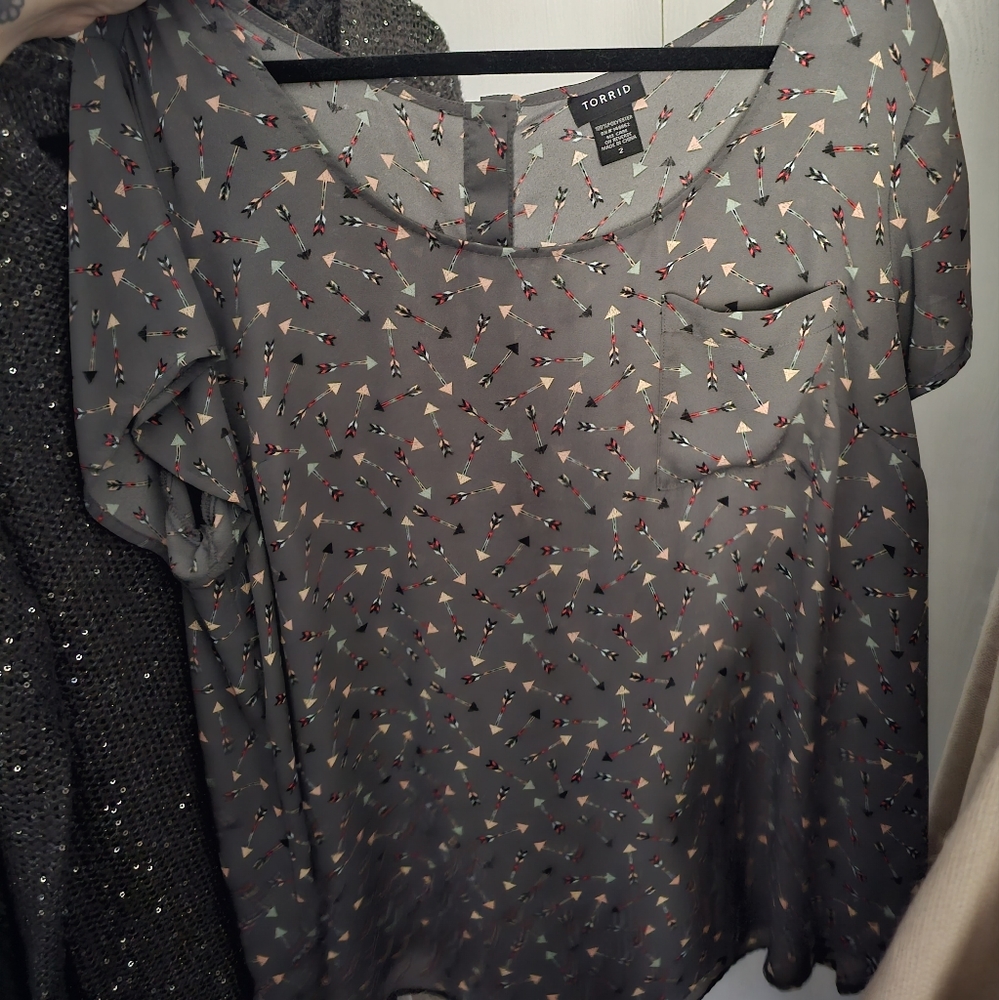 Torrid size 2 cropped arrow blouse